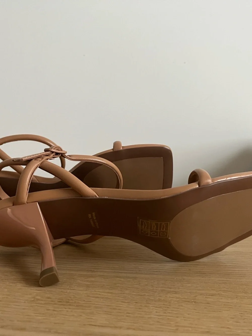 NWT Bibi Lou Anthropologie Tan Strappy Kitten-Heel Sandals - Picture 3 of 4